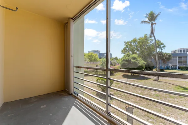 $2,000 | 1638 Embassy Drive, Unit 208, West Palm Beach, FL 33401