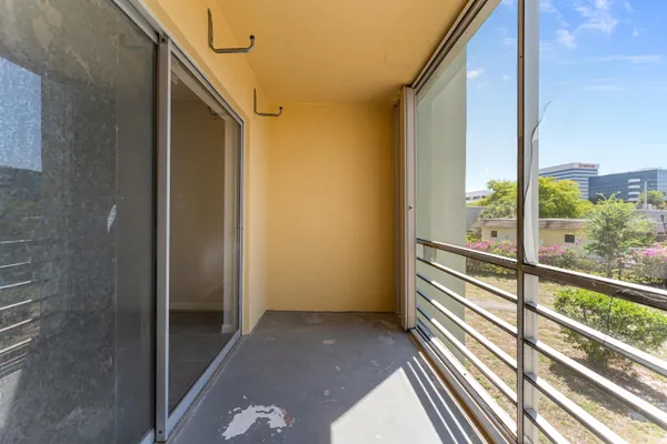 $2,000 | 1638 Embassy Drive, Unit 208, West Palm Beach, FL 33401