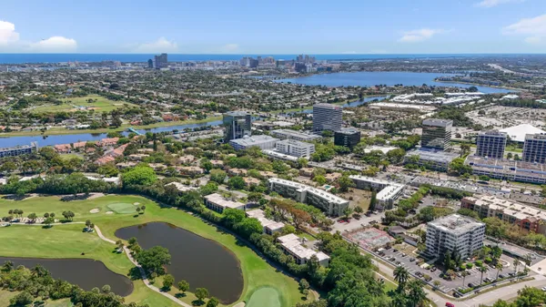 $2,000 | 1638 Embassy Drive, Unit 208, West Palm Beach, FL 33401