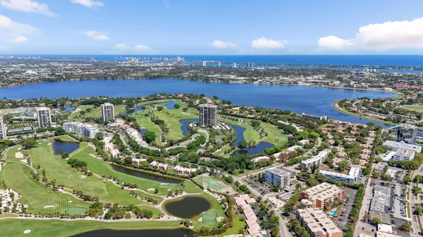 $2,000 | 1638 Embassy Drive, Unit 208, West Palm Beach, FL 33401