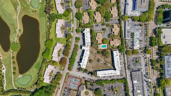 $2,000 | 1638 Embassy Drive, Unit 208, West Palm Beach, FL 33401