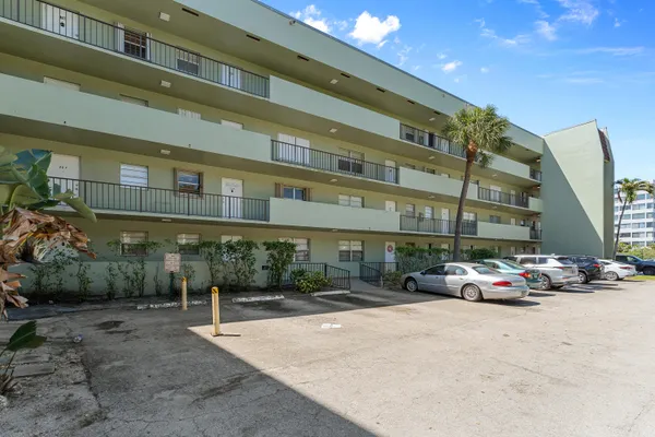 $2,000 | 1638 Embassy Drive, Unit 208, West Palm Beach, FL 33401