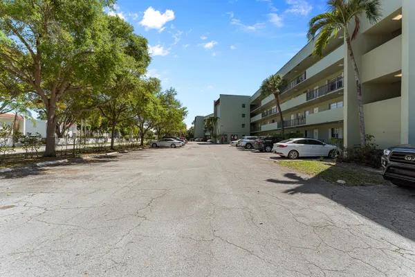 $2,000 | 1638 Embassy Drive, Unit 208, West Palm Beach, FL 33401
