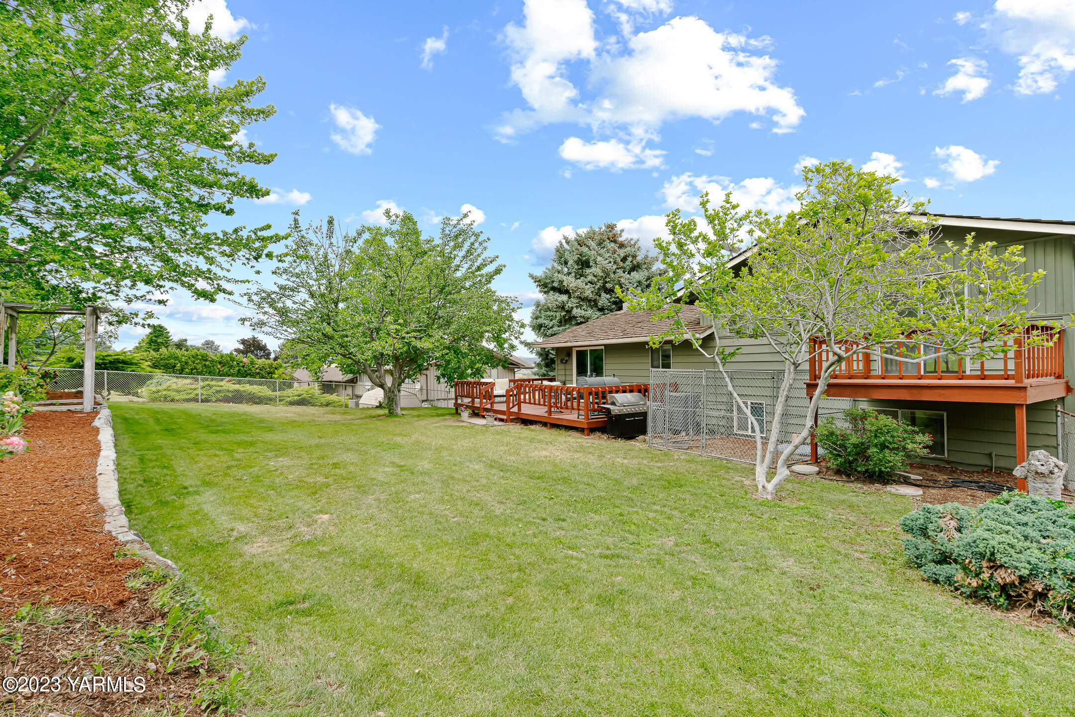3410 Goodman Road Yakima, WA 98903 - Photo 26 of 33 Large Backyard