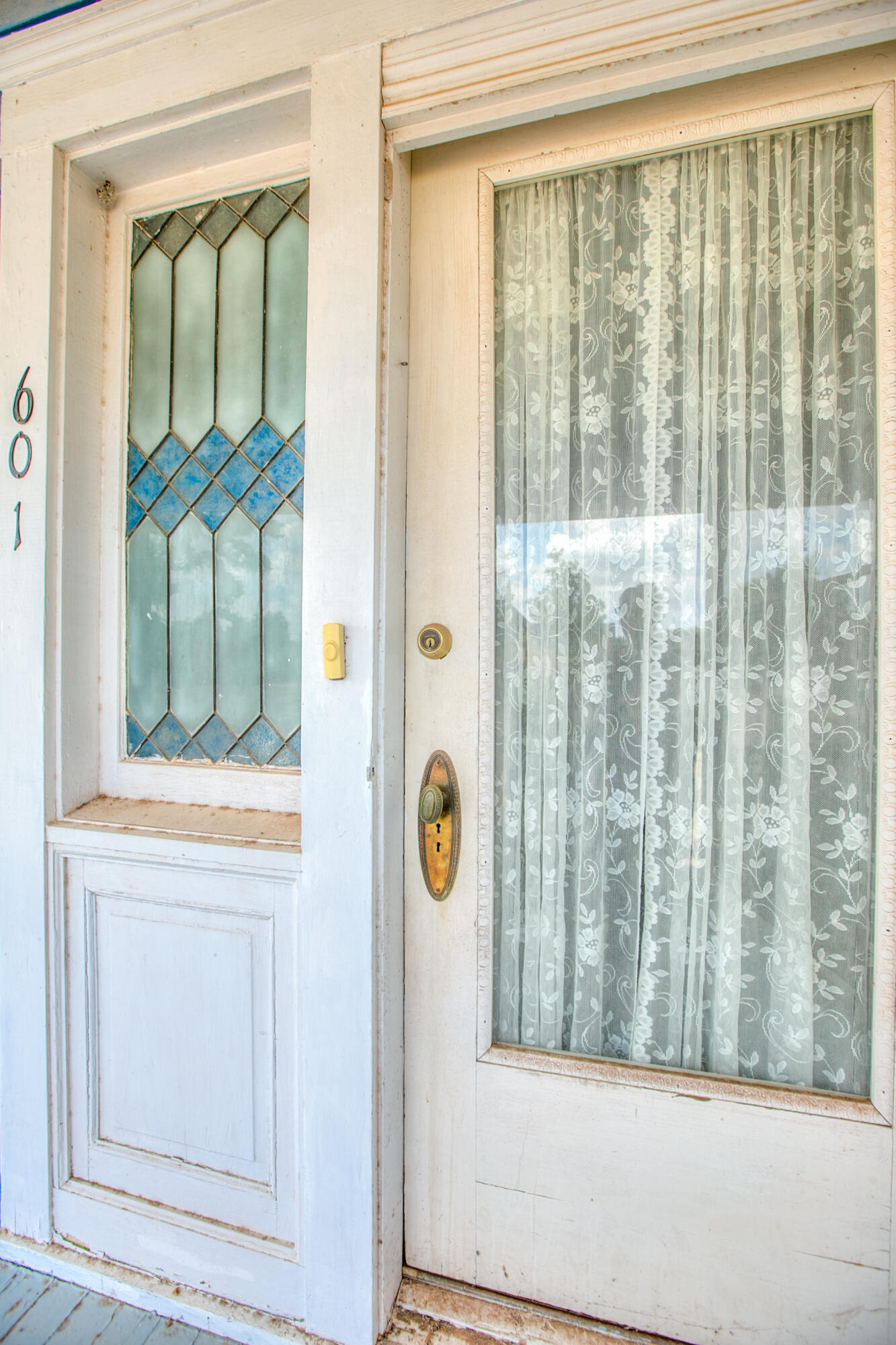 601 North 10th Street Ballinger, TX 76821 - Photo 7 of 29 Front door with stained glass side light panels