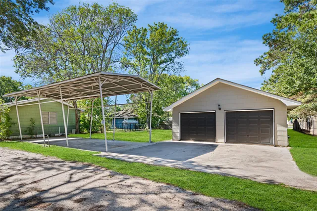 a view of a yard in front of a house