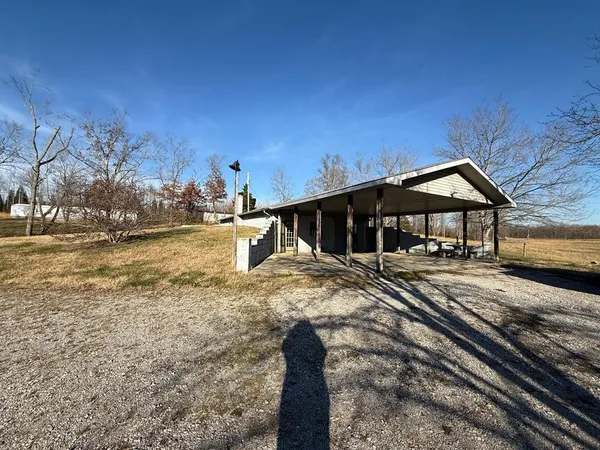 a view of a yard in front of house