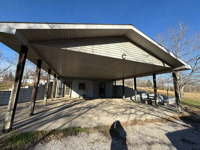 a view of a house with backyard