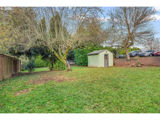 a view of a backyard