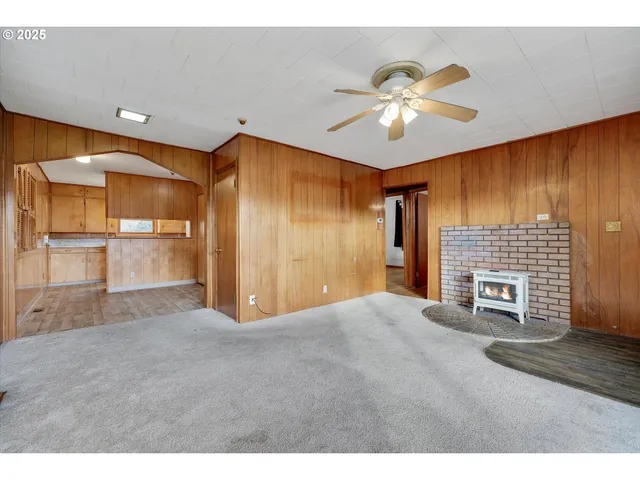 a view of empty room with a ceiling fan