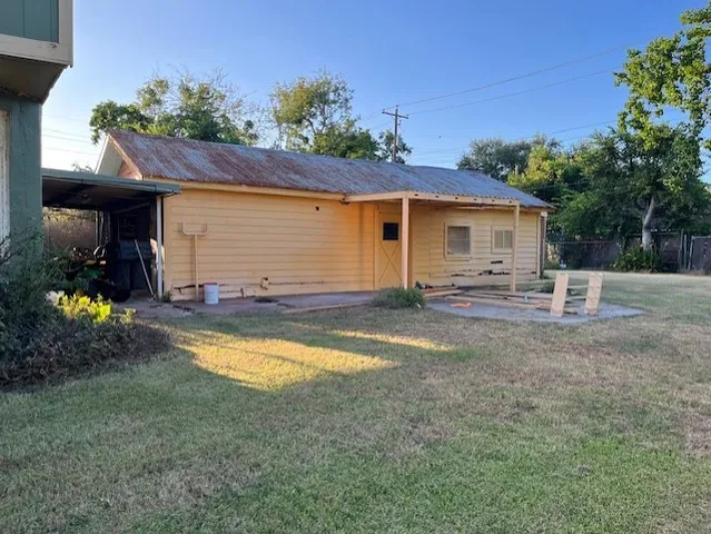 a view of a house with backyard and sitting area
