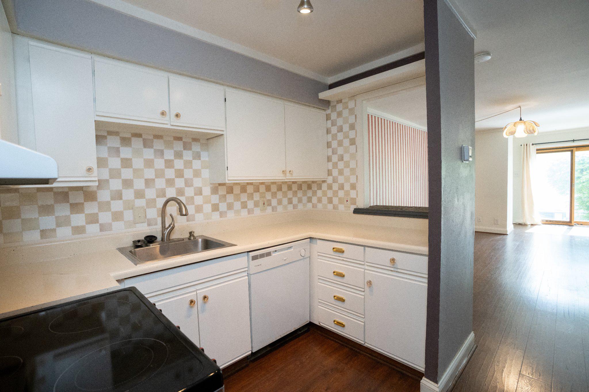 573 Summit House West Chester, PA 19382 - Photo 7 of 24 Bright and inviting kitchen space w/breakfast bar