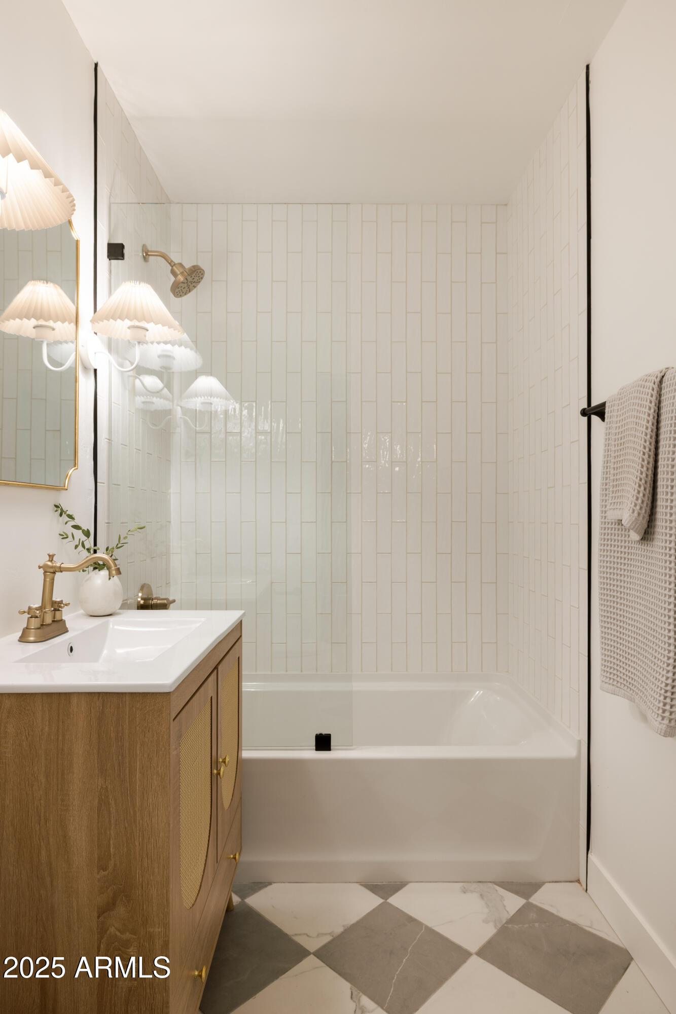 927 West Roma Avenue Phoenix, AZ 85013 - Photo 19 of 53 Guest Bathroom