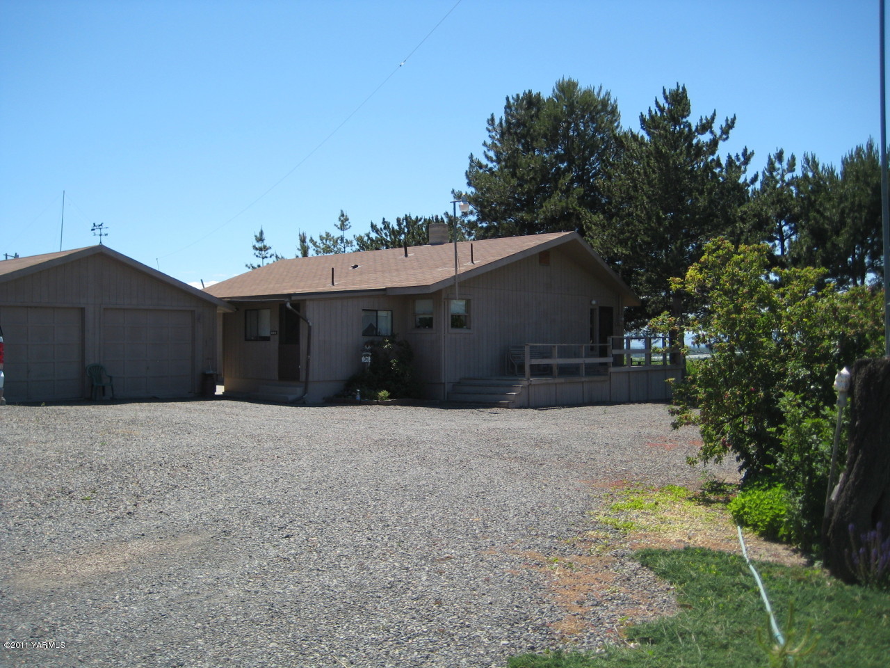 4572 Lombard Loop Road Zillah, WA 98953 - Photo 1 of 33 a front view of a house with a yard and garage