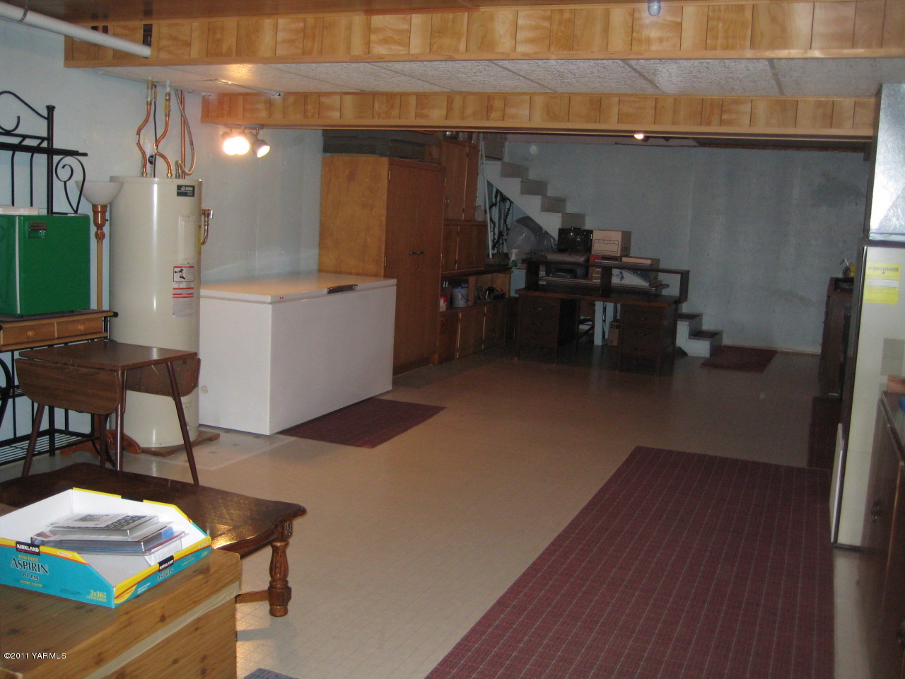 4572 Lombard Loop Road Zillah, WA 98953 - Photo 11 of 33 a room with furniture and a wooden bench