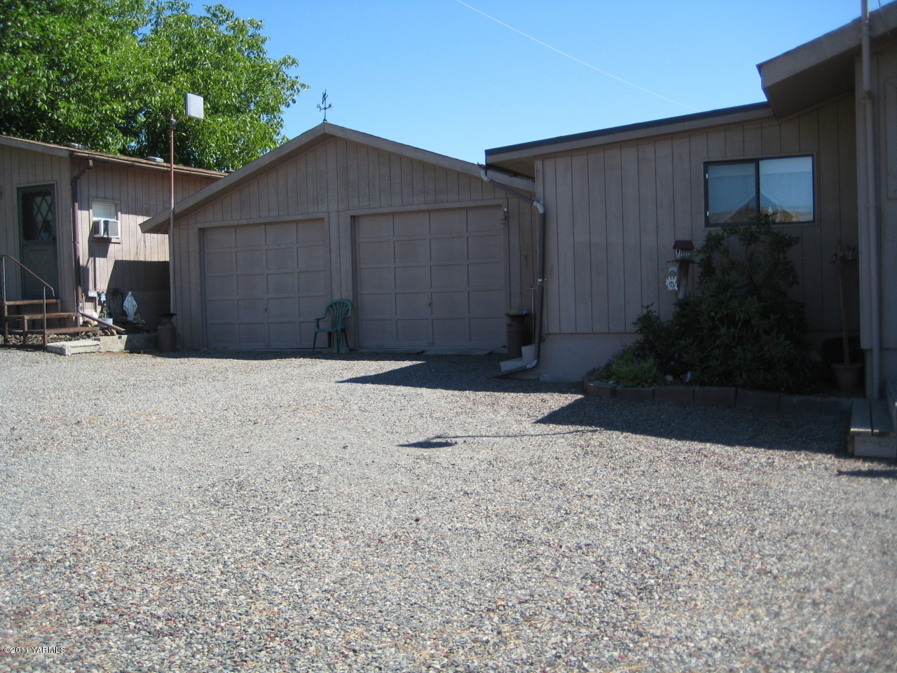 4572 Lombard Loop Road Zillah, WA 98953 - Photo 13 of 33 a backyard of a house