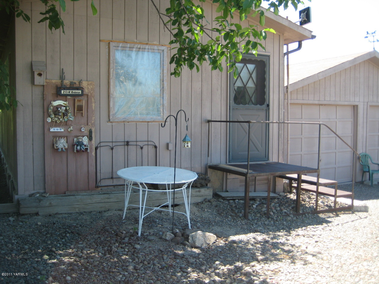 4572 Lombard Loop Road Zillah, WA 98953 - Photo 14 of 33 a backyard of a house with table and chairs