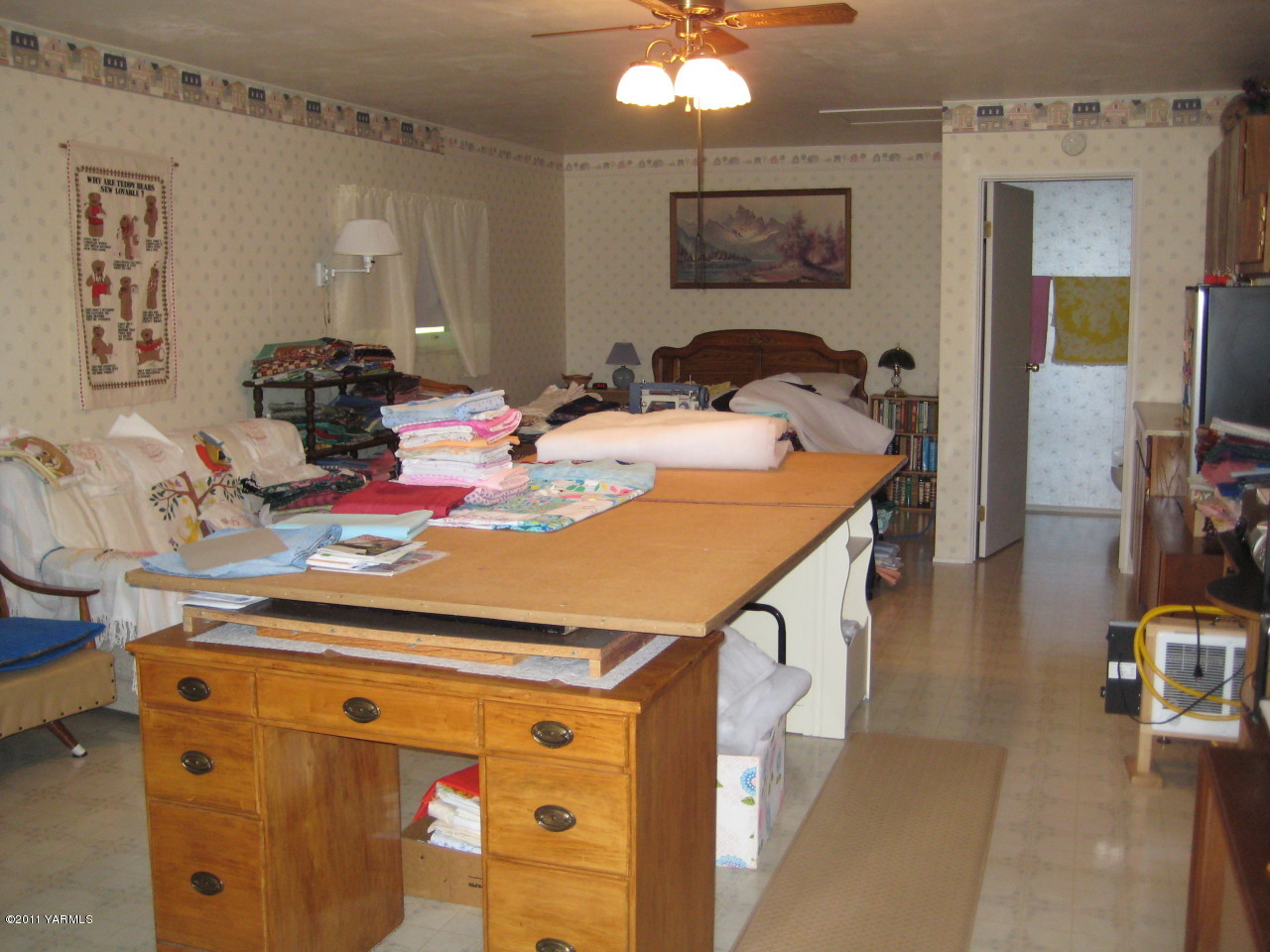 4572 Lombard Loop Road Zillah, WA 98953 - Photo 16 of 33 a very nice looking room with a couch