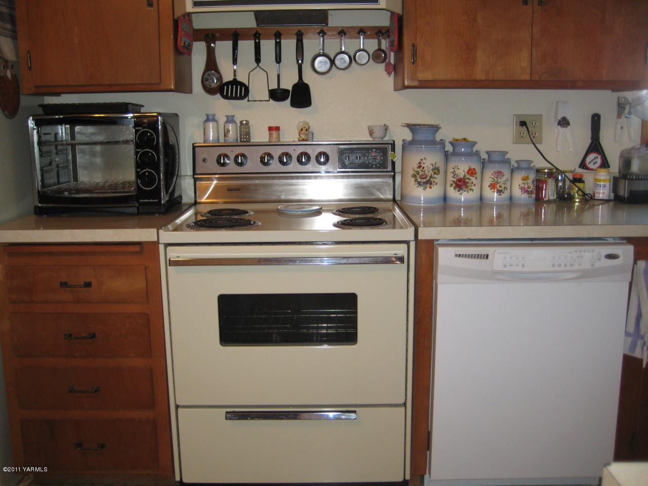 4572 Lombard Loop Road Zillah, WA 98953 - Photo 19 of 33 a stove top oven sitting inside of a kitchen