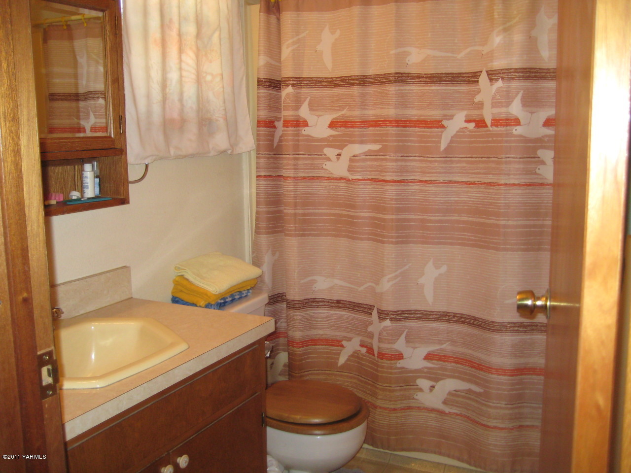 4572 Lombard Loop Road Zillah, WA 98953 - Photo 3 of 33 a bathroom with a sink toilet and shower