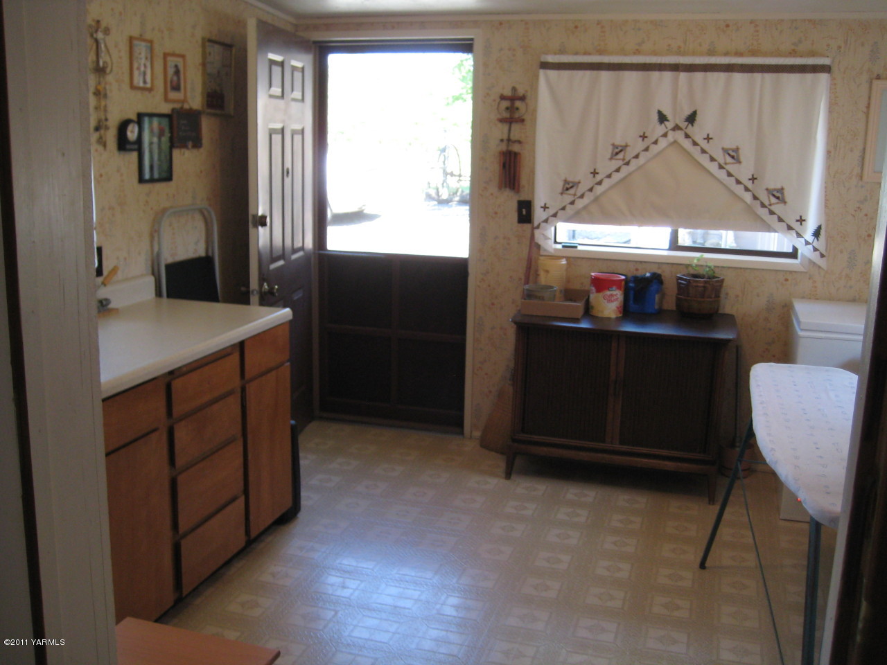 4572 Lombard Loop Road Zillah, WA 98953 - Photo 21 of 33 a kitchen with a cabinets and a table