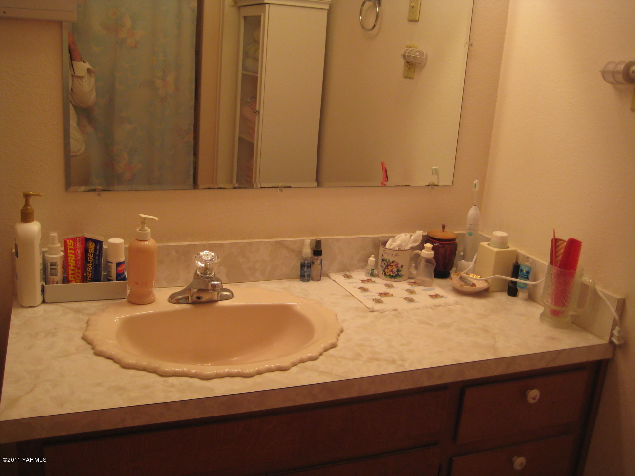 4572 Lombard Loop Road Zillah, WA 98953 - Photo 30 of 33 a bathroom with a sink and a mirror