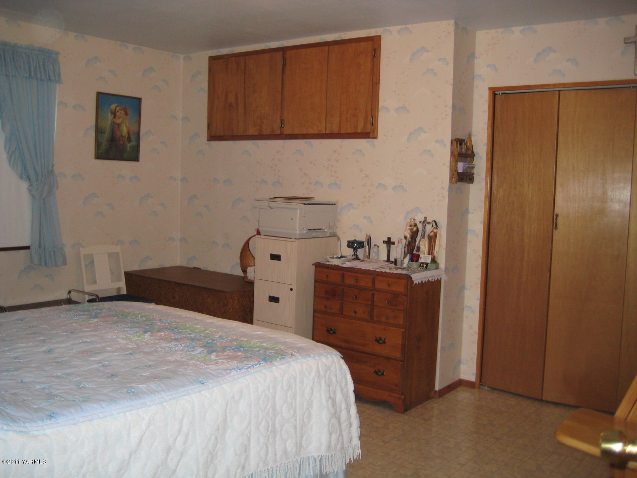 4572 Lombard Loop Road Zillah, WA 98953 - Photo 4 of 33 a bedroom with a bed and a cabinets