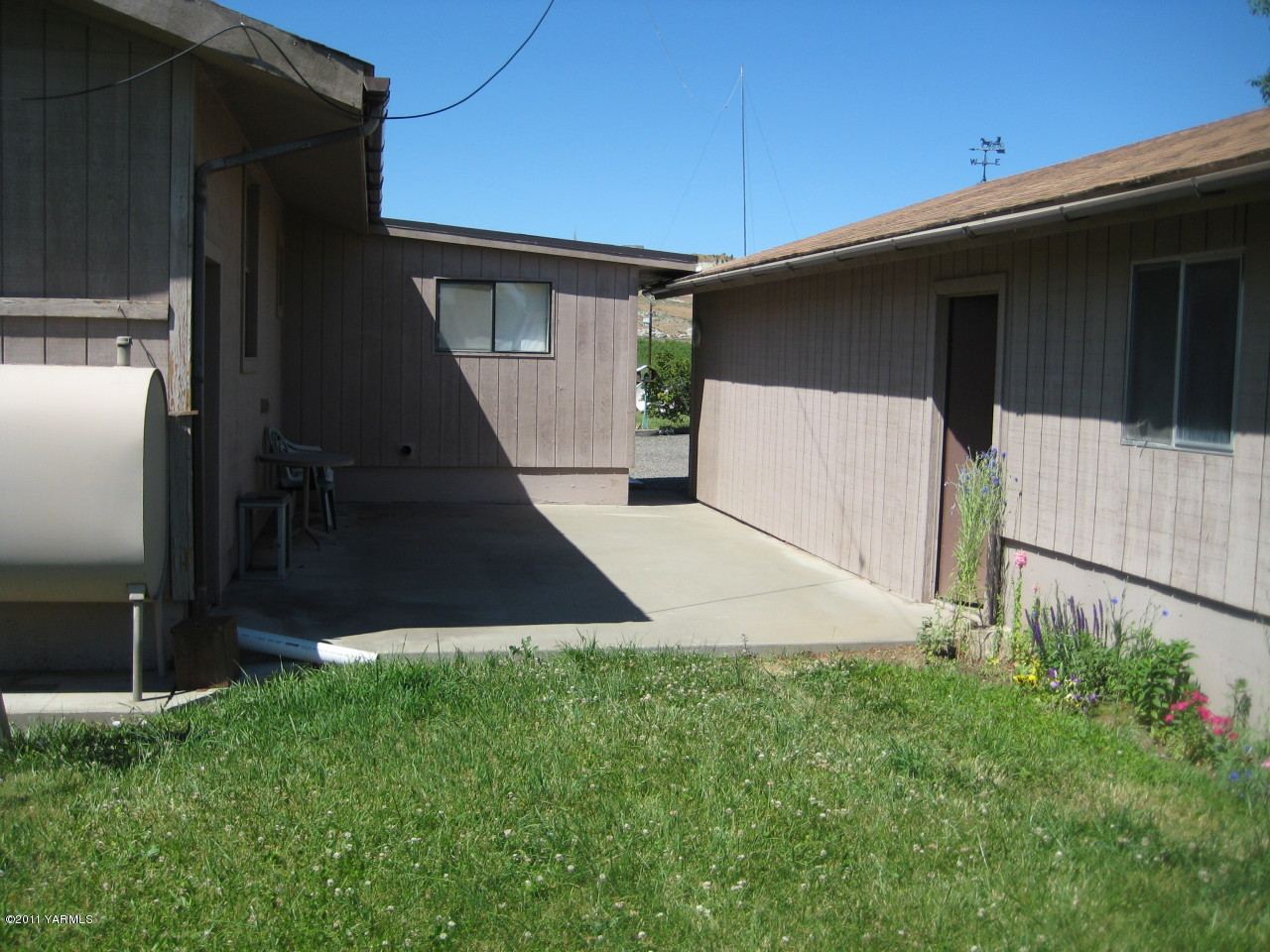 4572 Lombard Loop Road Zillah, WA 98953 - Photo 6 of 33