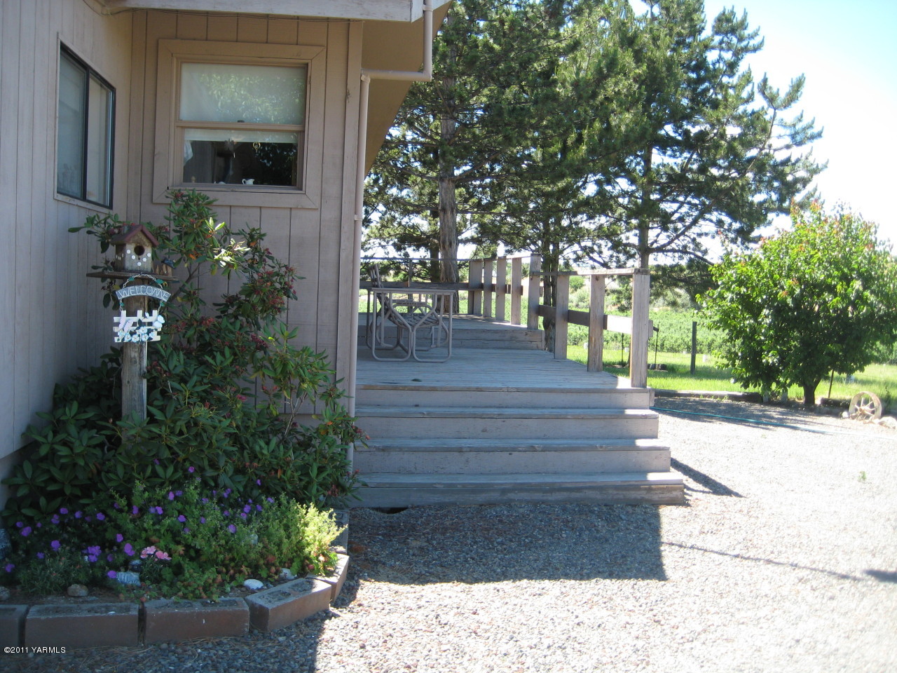 4572 Lombard Loop Road Zillah, WA 98953 - Photo 8 of 33 a view of backyard with potted plants and trees