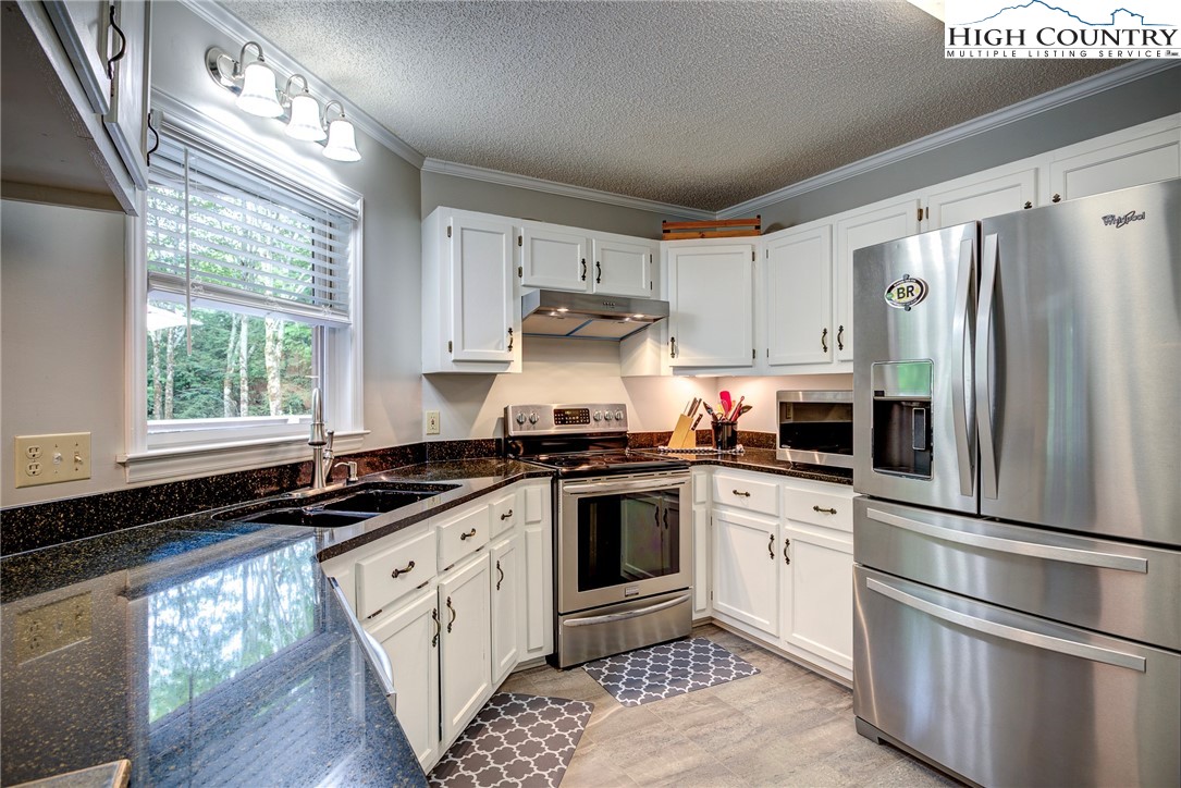 409 Blueberry Lane Boone, NC 28607 - Photo 6 of 35 Gallery Image 6
