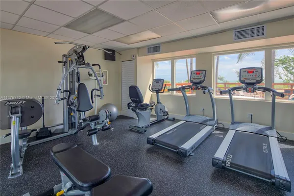 $7,000 | 5005 Collins Avenue, Unit 610, Miami Beach, FL 33140