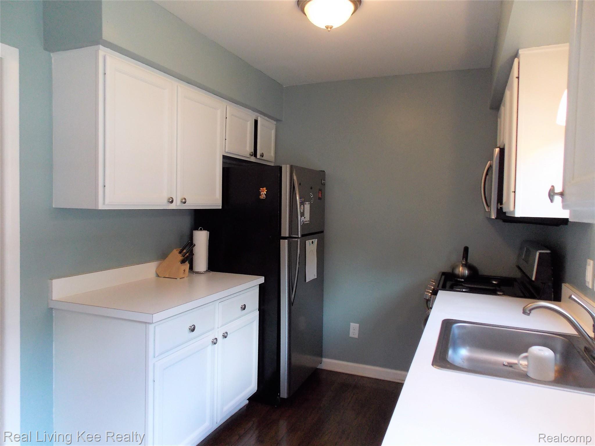 429 Miller Avenue Rochester, MI 48307 - Photo 15 of 34 Nice hardwood Floors!