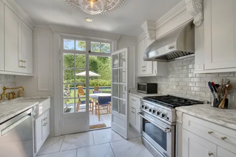 55 Shrubland Road, Southampton, NY 11968