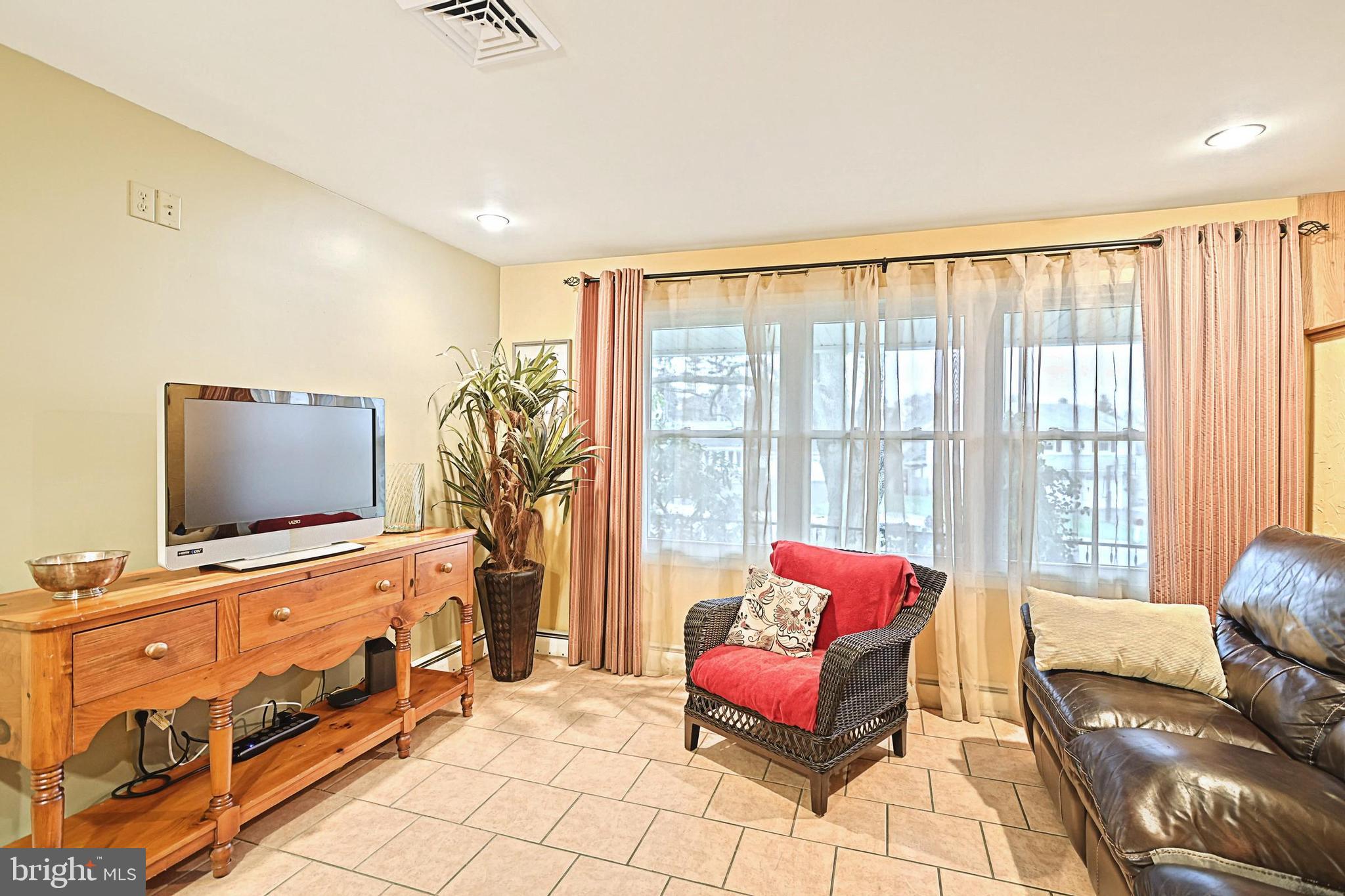 3370 Edenbridge Road York, PA 17402 - Photo 7 of 29 Gallery Image 7