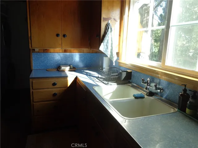 a view of a yard with lots of green space