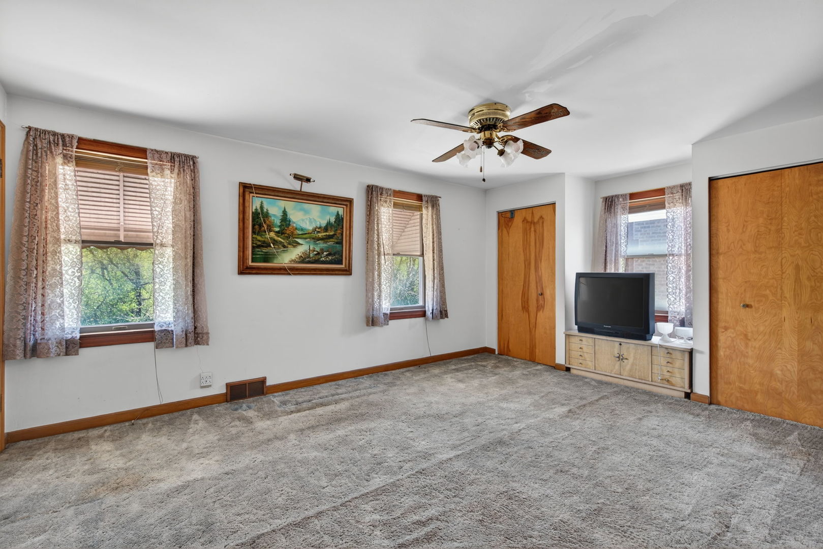 9020 West Forestview Drive North Riverside, IL 60546 - Photo 10 of 19 a view of a livingroom with a flat screen tv