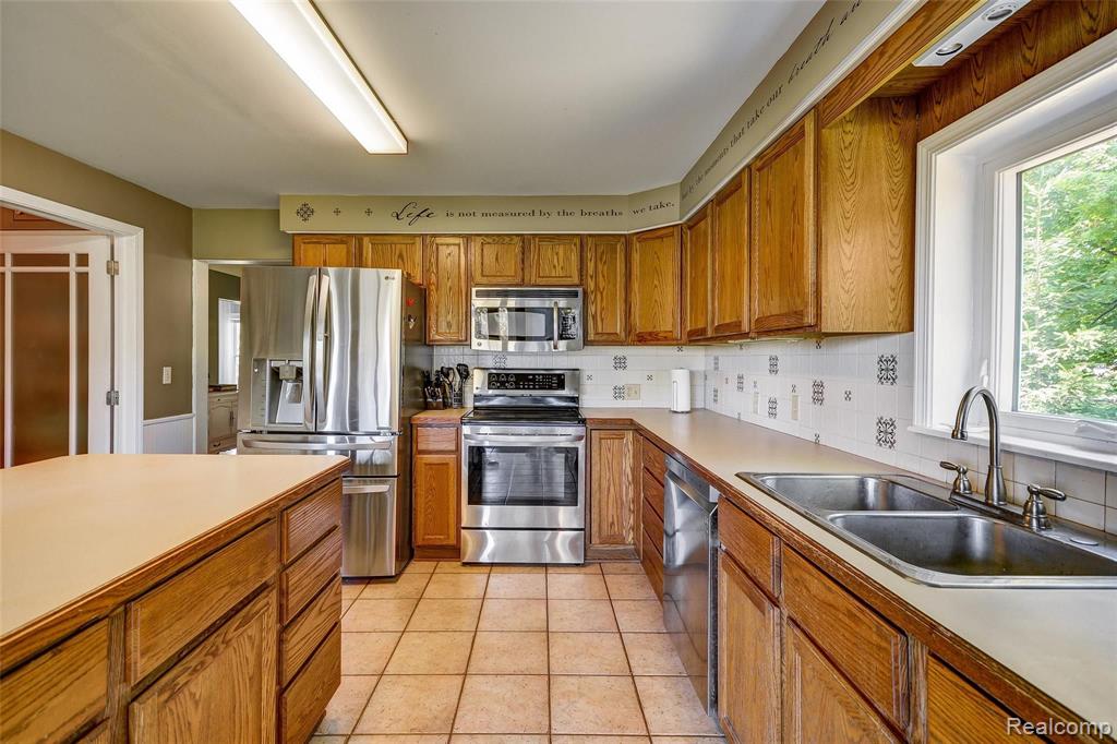 2356 East Cook Road Grand Blanc, MI 48439 - Photo 13 of 76
