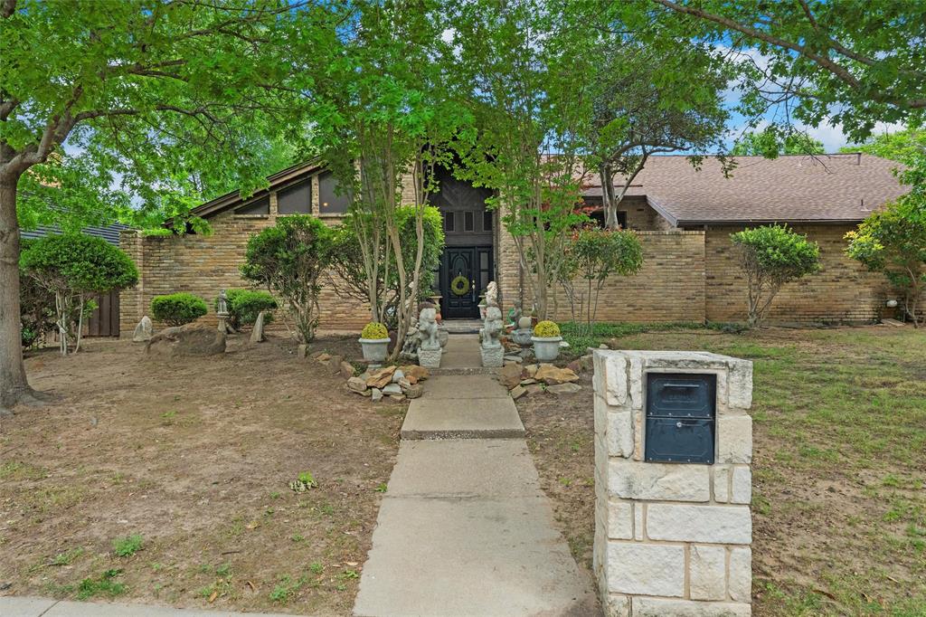 2000 Shadow Ridge Drive Arlington, TX 76006 - Photo 12 of 23 a view of a patio with table and chairs and potted plants