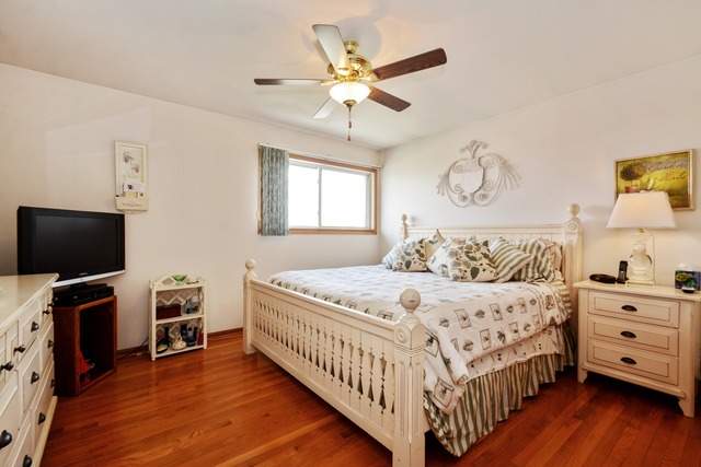 334 Highland Road Matteson, IL 60443 - Photo 8 of 10 a bedroom with a bed and a flat tv screen on the dresser