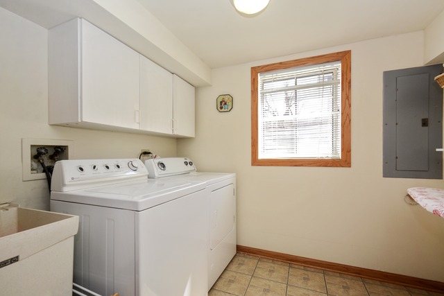 334 Highland Road Matteson, IL 60443 - Photo 10 of 10 a utility room with dryer and washer