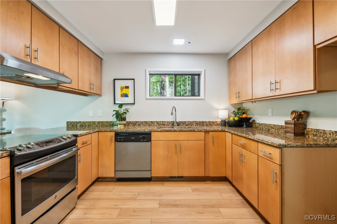 4460 Cheyenne Road Richmond, VA 23235 - Photo 28 of 47 Kitchen featuring stainless steel appliances, ligh