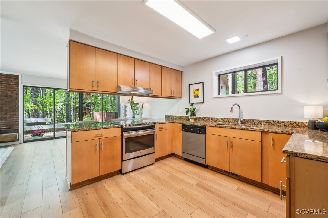 4460 Cheyenne Road Richmond, VA 23235 - Photo 29 of 47 Kitchen featuring a peninsula, a sink, a healthy a