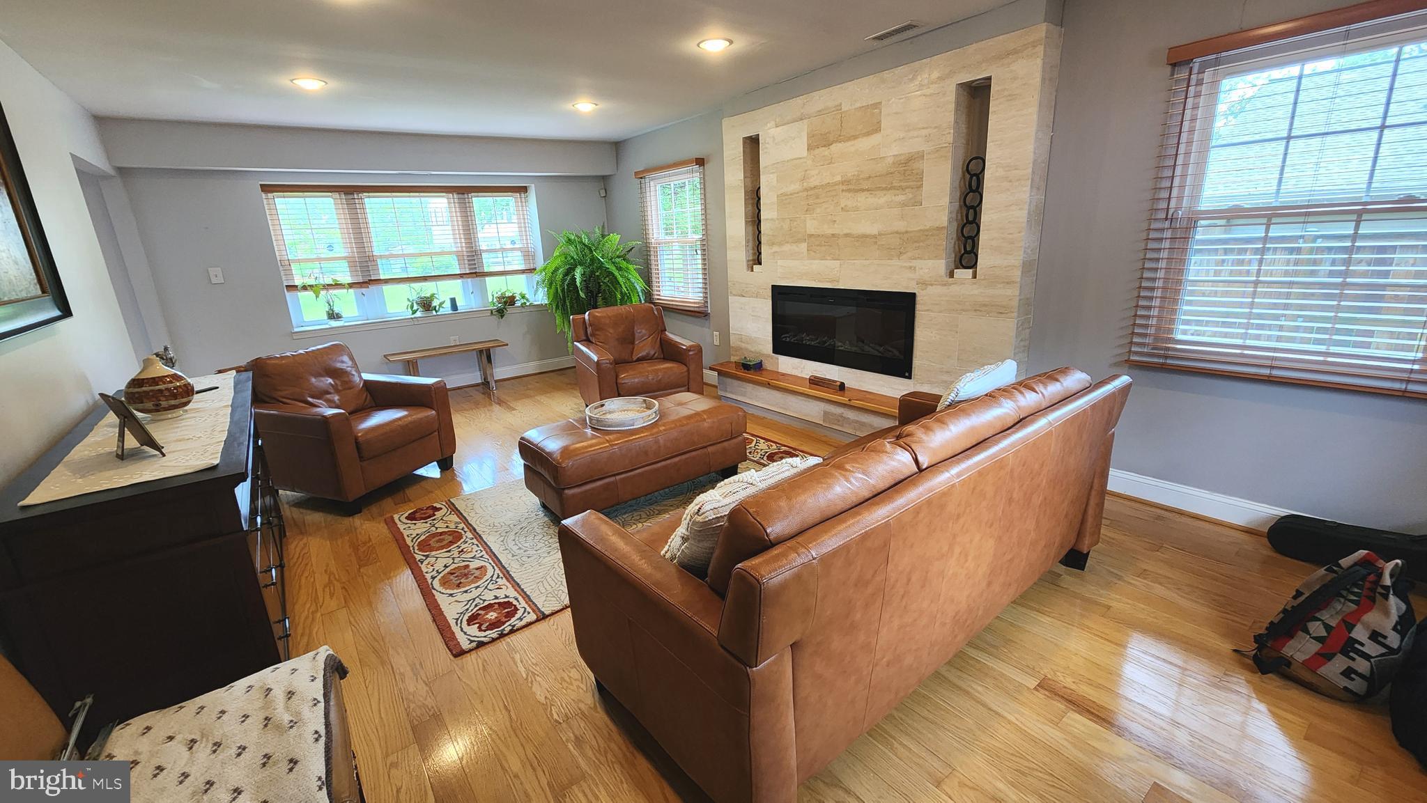 14004 Beechvue Lane Silver Spring, MD 20906 - Photo 32 of 57 Spacious living room