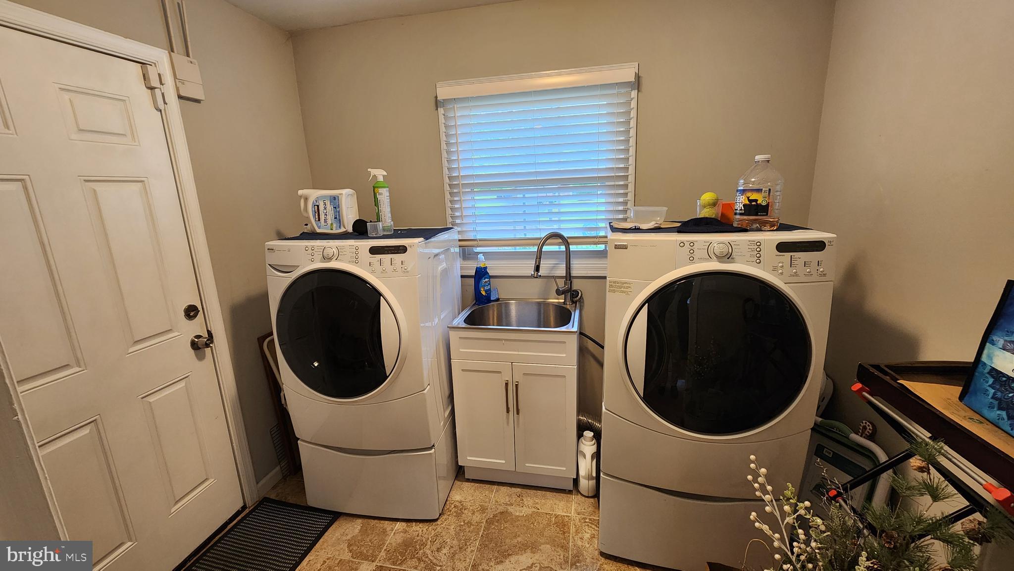 14004 Beechvue Lane Silver Spring, MD 20906 - Photo 9 of 57 Full-size W/D + sink