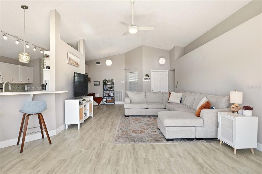 412 Emerald Cove Loop Lakeland, FL 33813 - Photo 4 of 48