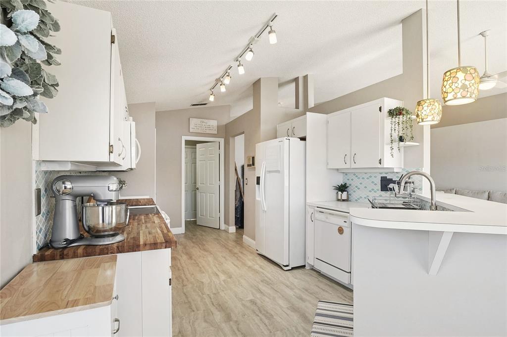 412 Emerald Cove Loop Lakeland, FL 33813 - Photo 10 of 48