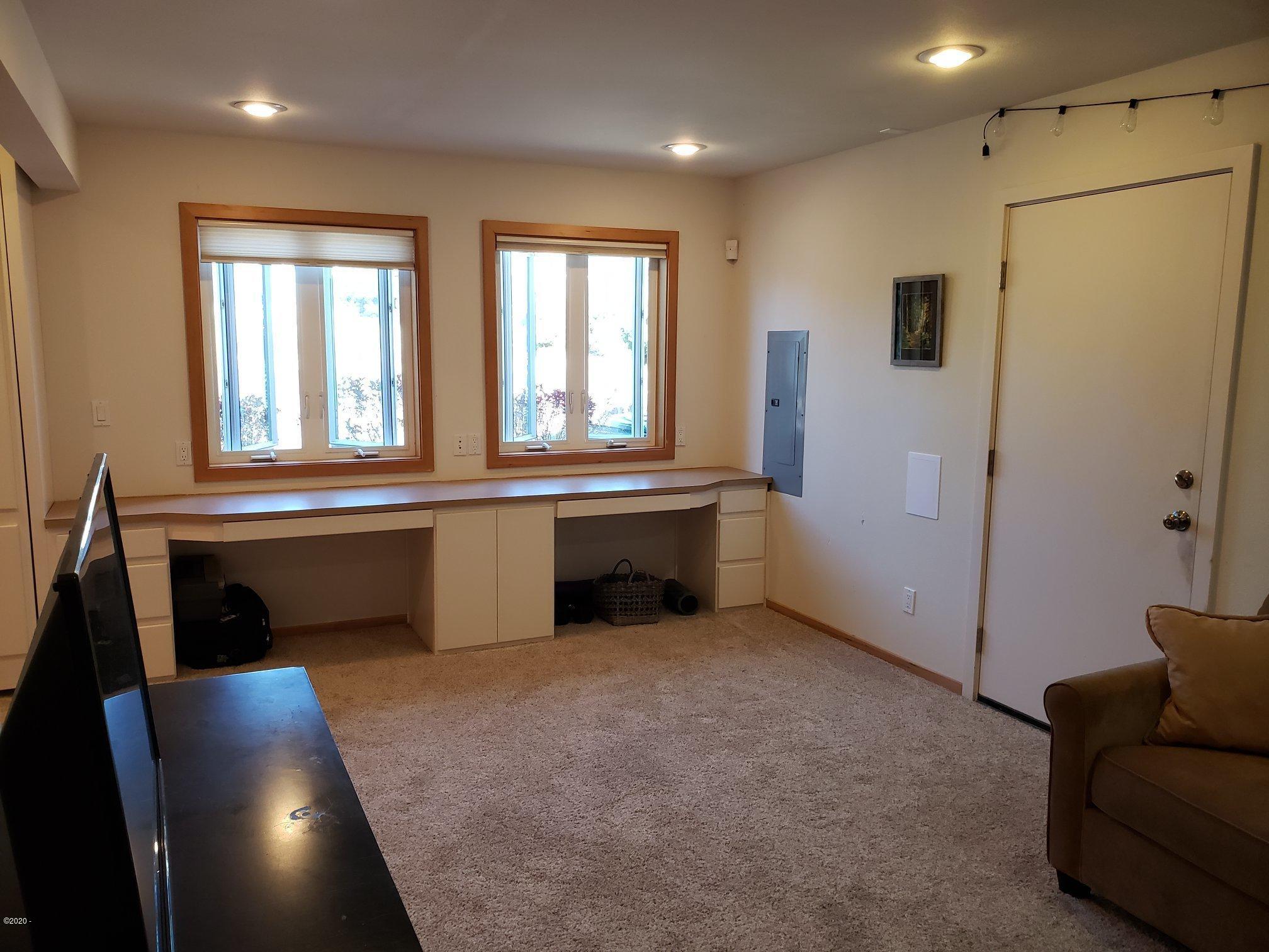 2306 Northwest Oceania Drive Waldport, OR 97394 - Photo 4 of 37 26
