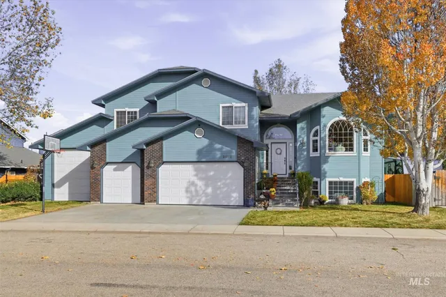 $759,900 | 2676 South Velvet Falls Way, Meridian, ID 83642