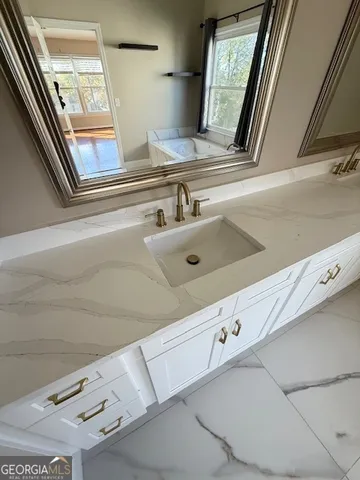 a close view of sink and tap