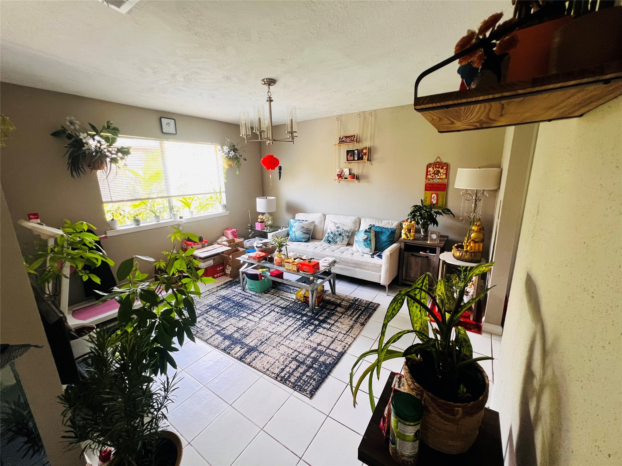 9415 Danforth Way Houston, TX 77083 - Photo 5 of 10 a room with furniture and flowers